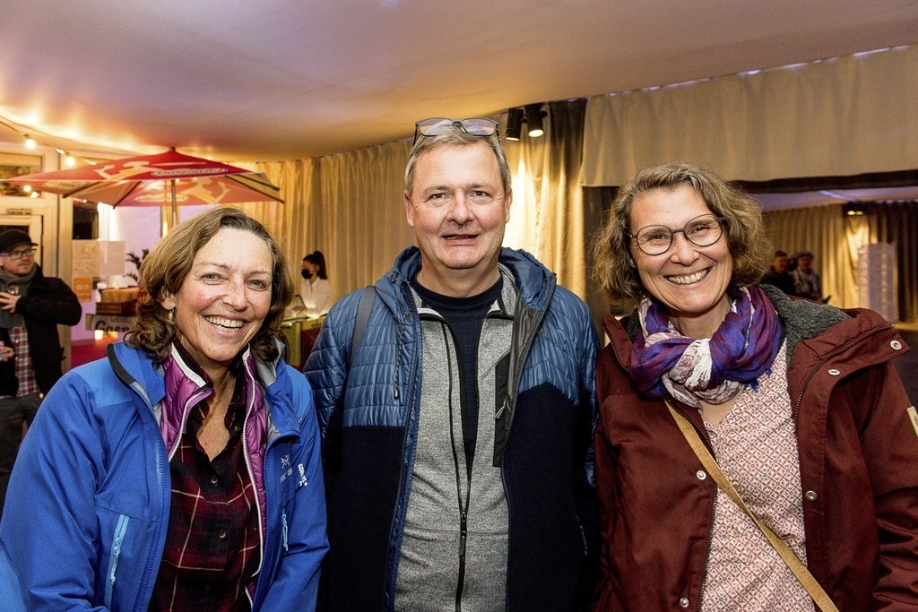 Von links: Eva Blättler, Maurus Limacher und Judith Limacher erzählten lachend, dass Kollegen aus St. Gallen Tickets gehabt hätten und ihnen diese weiterverschenkt hätten.
