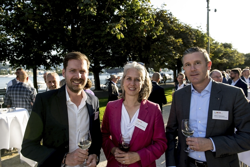 Von links: Valentin Studer, PwC, Stadträtin Franziska Bitzi Staub und Dieter Hubmann, Fresenius Kabi (Schweiz) AG.
