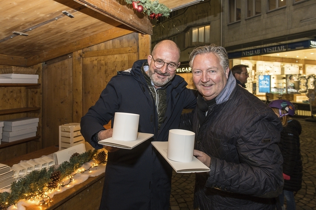 Gregor Eschle (links) und Markus Troxler kauften ein Luzerner Windlicht, das sie weiter verschenken werden.
