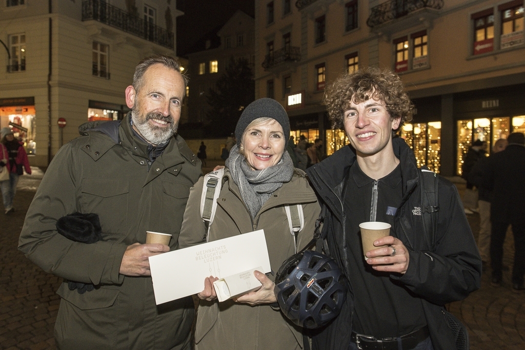 Jason Regli (rechts) schenkte seinen Eltern Martin und Beatrix ein Windlicht. Der Erlös kommt dem Verein zugute.