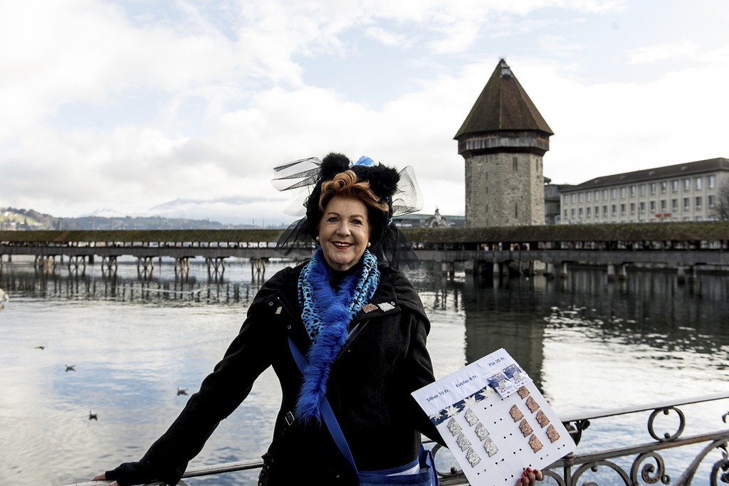 Brigitte Lingg verkauft mit Begeisterung seit Jahren Plaketten und wird mit Schwung an der Fasnacht unterwegs sein.
