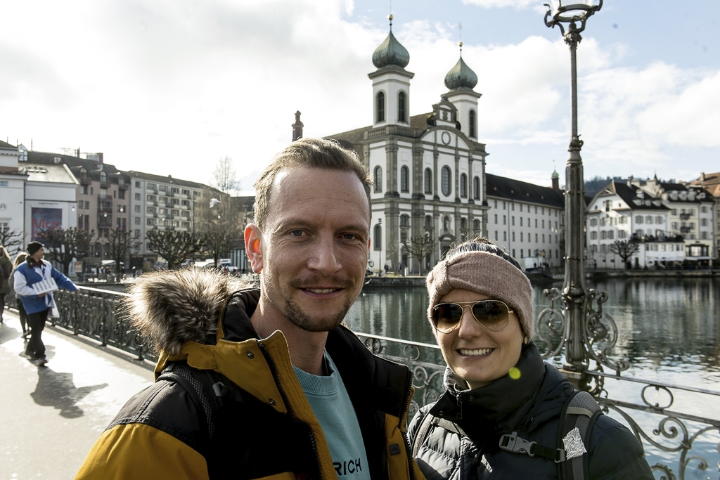 Eric Wilhelm und Corine Alves: Jahrelang haben sie für die Fasnacht gebastelt und genäht. Dieses Jahr werden sie mit Kleidern aus der Fasnachtskiste unterwegs sein.