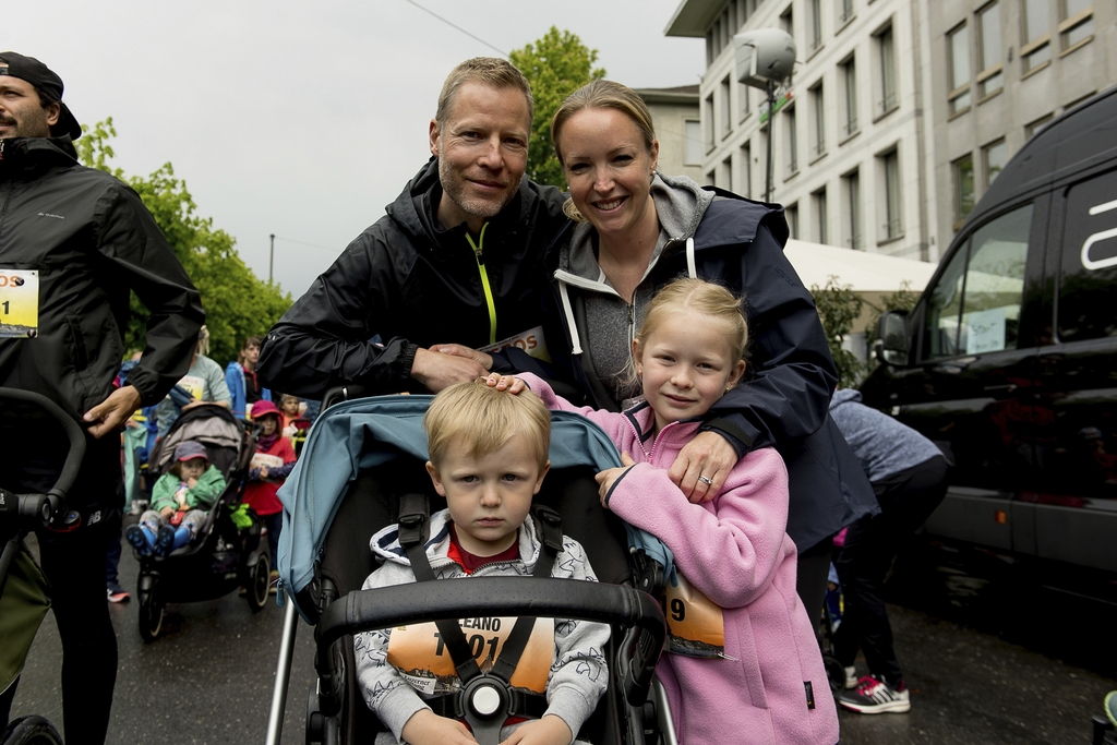 Die Teilnahme am Kinderwagen-Rennen war eine Premiere für Bählers. Von links: Simon und Gloria mit den Kindern Leano und Lia.
