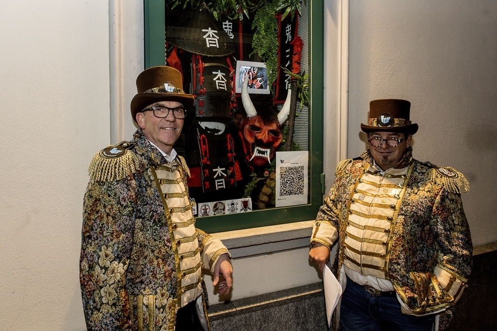 Baustellenrundgang mit Besichtigung des kleinsten Fasnachtsschaufensters. Vom Umzugskomitee: Patric Graber (links) und Bruno Schmid, Chef Umzug.
