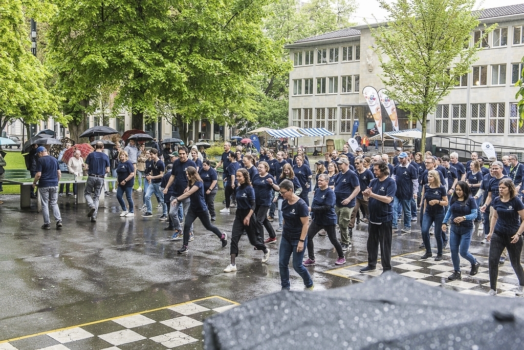 Tanzeinlage «Chliini Händ» bei strömendem Regen mit dem Wärchbrogg-Team im Vögeligärtli in Luzern.
