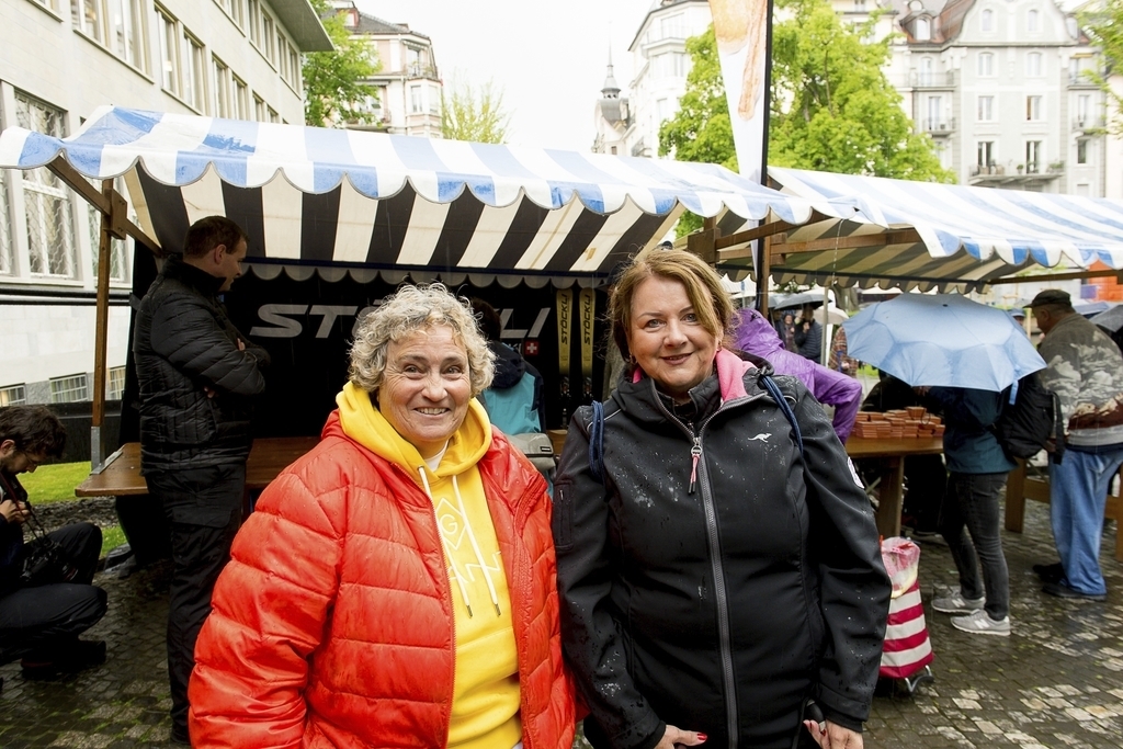 Sandra Käch (links), Finanzen Wärchbrogg, und Andrea Schulthess, Gruppenleiterin Wärchbrogg, tanzten mit Elan mit.
