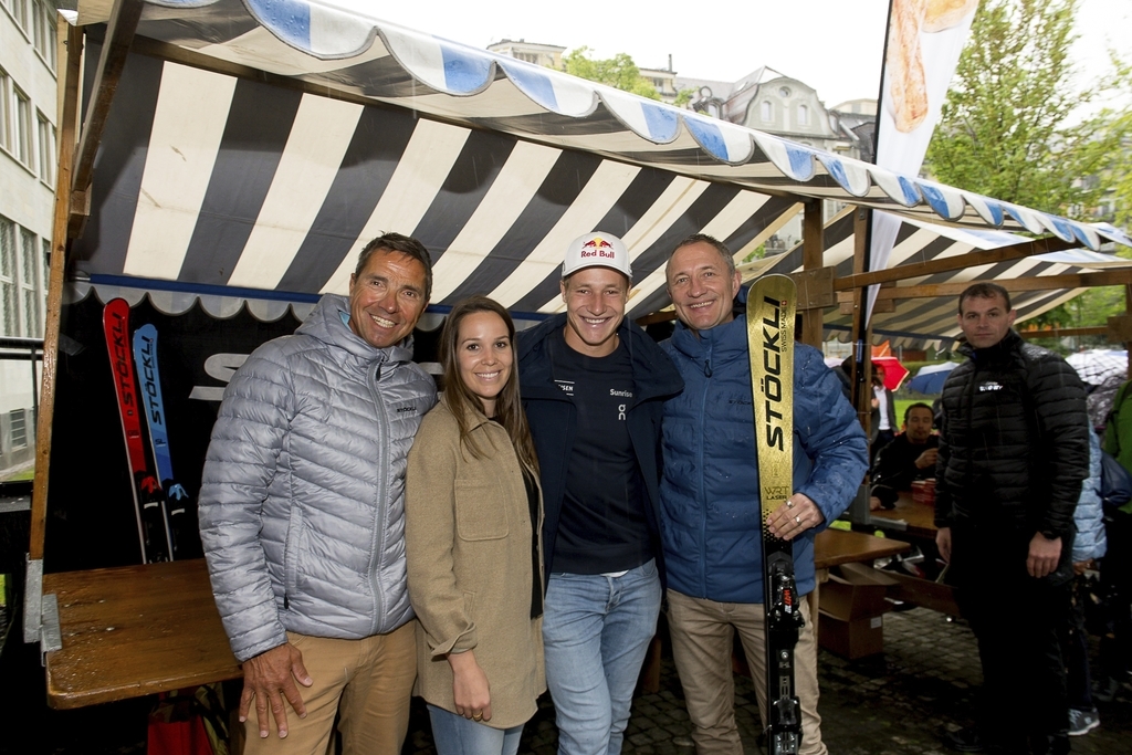 Von links: Armin Müller, Events Team Stöckli Swiss Sports AG, Selina Aregger, Events Team Stöckli Swiss Sports AG, Marco Odermatt, Skirennfahrer, und Marc Gläser, CEO Stöckli Swiss Sports AG.
