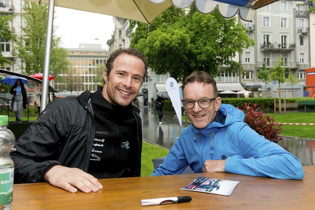 Christoph Hahn (links) und Danilo Schuler hatten Freude an den Autogrammkarten – trotz Regenwetter.
