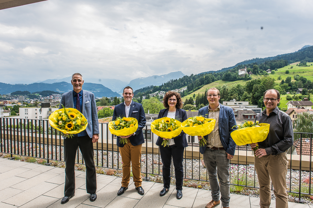 Der neue Krienser Stadtrat: Roger Erni (FDP), Marco Frauenknecht (SVP), Stadtpräsidentin Christine Kaufmann (CVP), Maurus Frey (Grüne) und Cla Büchi (SP) (v. l.).
