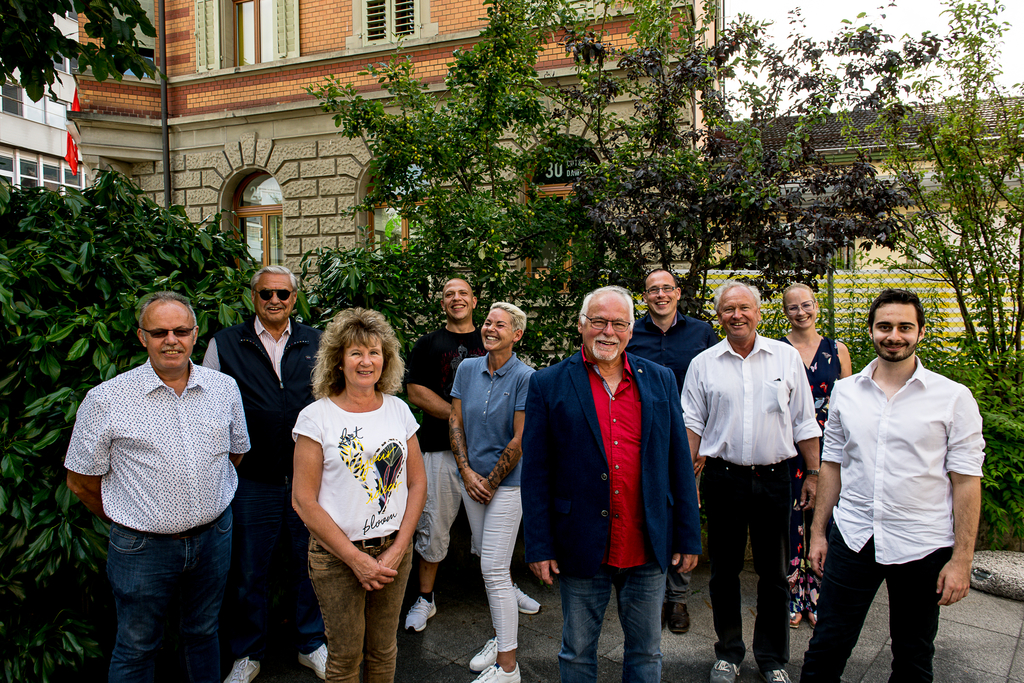 Bruno Arnet, Stadtweibel Kriens, Räto Camenisch, SVP-Einwohnerrat, Bea Arnet, Marlon Raneri, Bettina Kolmanz, Hans Fluder, SVP Präsident Kriens, Ralf Boier, Paul Winiker, Regierungsrat Kt. Luzern, Michèle Binggeli, Einwohnerrätin, Yannick Schuitemaker, Präsident SVP Kriens (v. l.).
