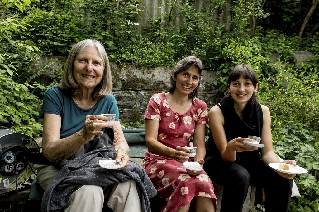 Tee- und Kaffeepause bei (von links) Anita Schmidlin, Cornelia Hauser und Marina Hauser.