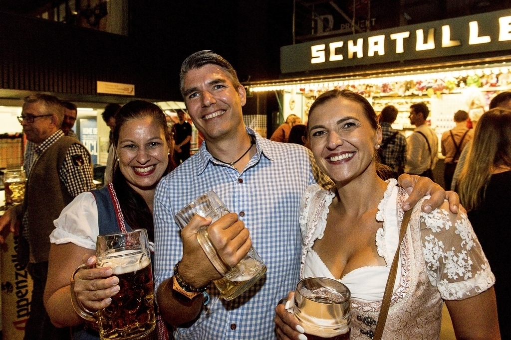 «Das Einsiedler Bier schmeckte gut», freuten sich Michael von Wartburg, Marco Aeschlimann und Thomas Besmer (von links).
