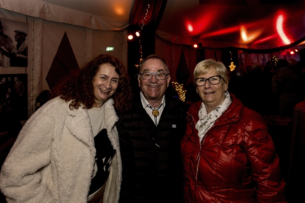 Esther Schnellmann (links) mit Ernst Heller, ehemaligem Zirkuspfarrer, und Rose-Marie Staubach. Er freute sich sehr über die Darbietungen mit den Pferden.
