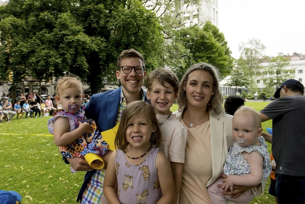 Joel Dittli und Sheila Wolf mit den Kindern (von links): Nala, Lunan, Milu und Lana. Sie hatten sich beim Vorbeispazieren im Vögeligärtli spontan für die Teilnahme entschlossen.
