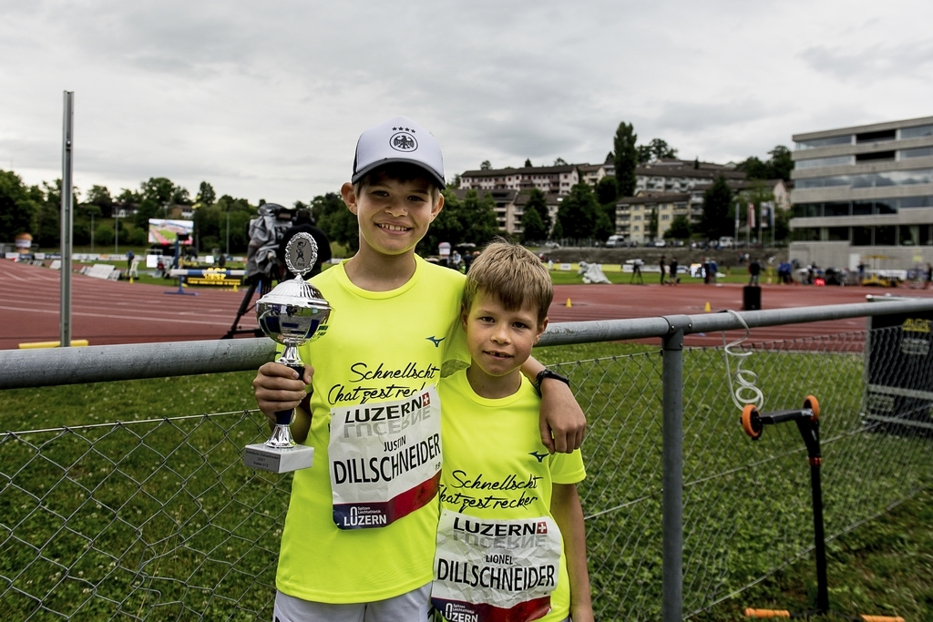 Stolz präsentierte Justin Dillschneider den Pokal, den er beim Final der schnellsten «Chatzestrecker» gewonnen hat. Sein Bruder Lionel hat den 4. Rang erreicht.
