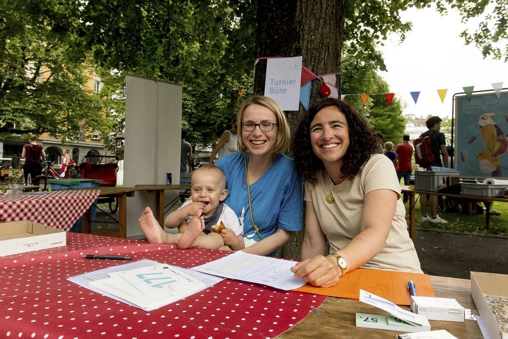 Franziska Metzler (links) mit Clara und Sandy Liniger gaben die Startnummern für die Design-Disziplin und die Weitflug-Kategorien heraus.
