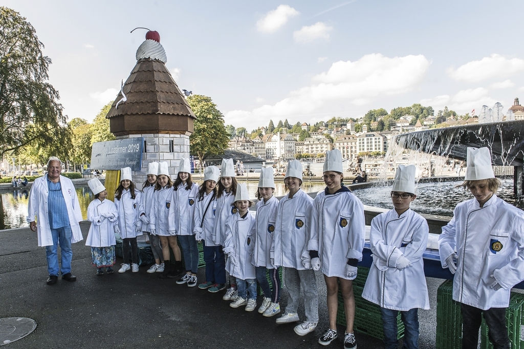 Walti Mathis, Leitung Theaterkids, verteilte mit den Theaterkids der Stadt Luzern die 500 Zöpfe an die Luzerner Bevölkerung. 
