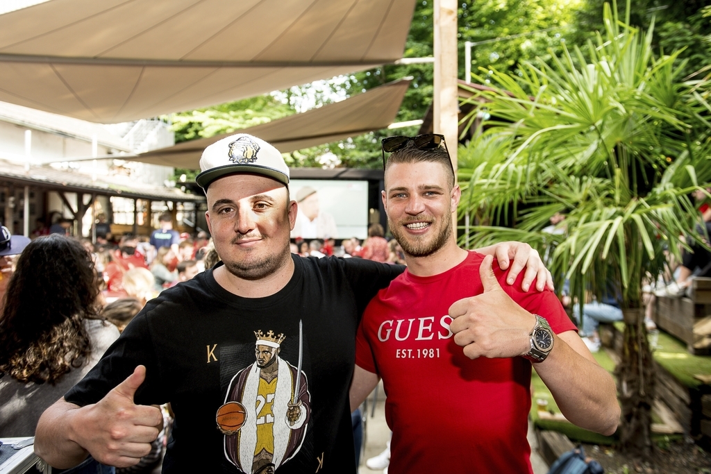 Als Fussballfanatiker liebt es Philipp Brapschi (l.), fast jeden Match zu sehen. Zusammen mit Valentino Serpa (r.) schauten sie das Spiel am Freitag.
