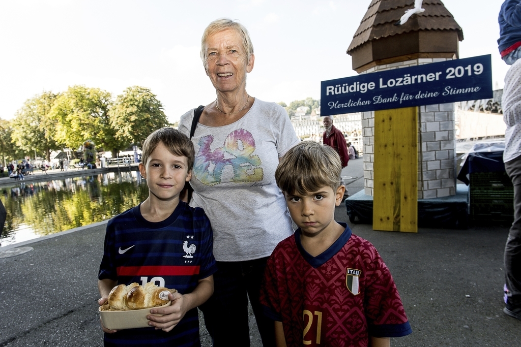 Sie assen den Zopf auf dem Platz: Moritz Steiner, Ruth Steiner und Alec Bringold (von links).
