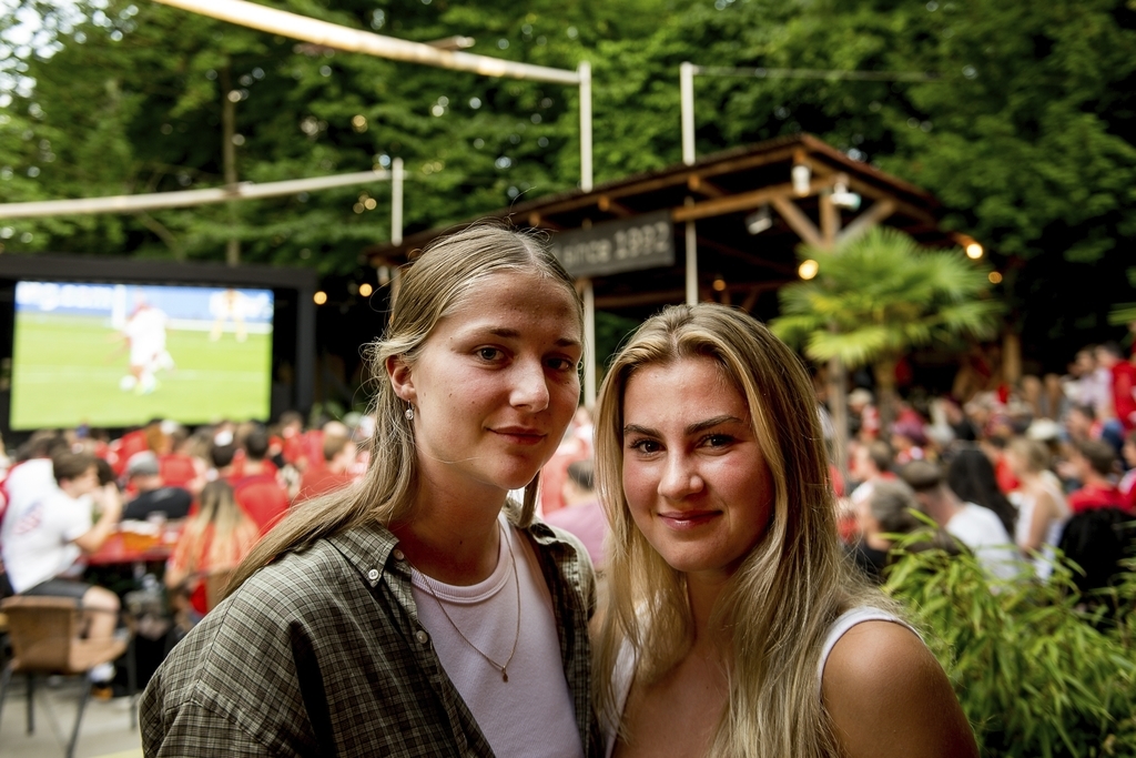 Lena Leu (l.) und Tanja Hengartner unterstützten die Schweizer Mannschaft und sind gerne in der Schüür.
