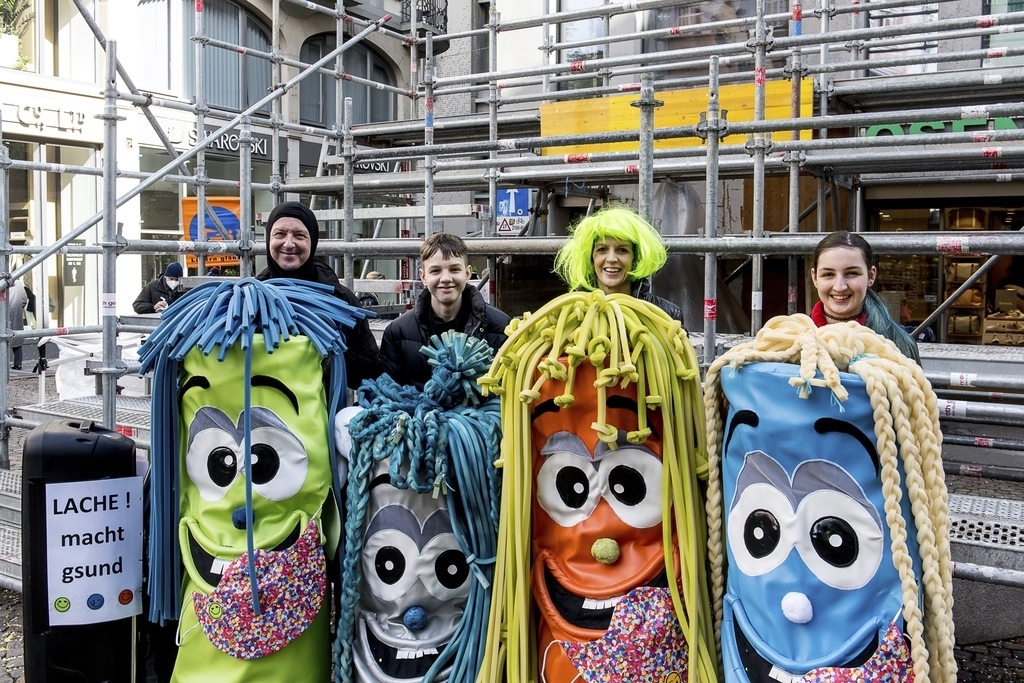 Sie verbringen die Ferien an der Fasnacht mit dem Motto: «Lache ! macht gsund». Von links: Familie Thrier mit Jürg, Enrico, Felizia und Florina.
