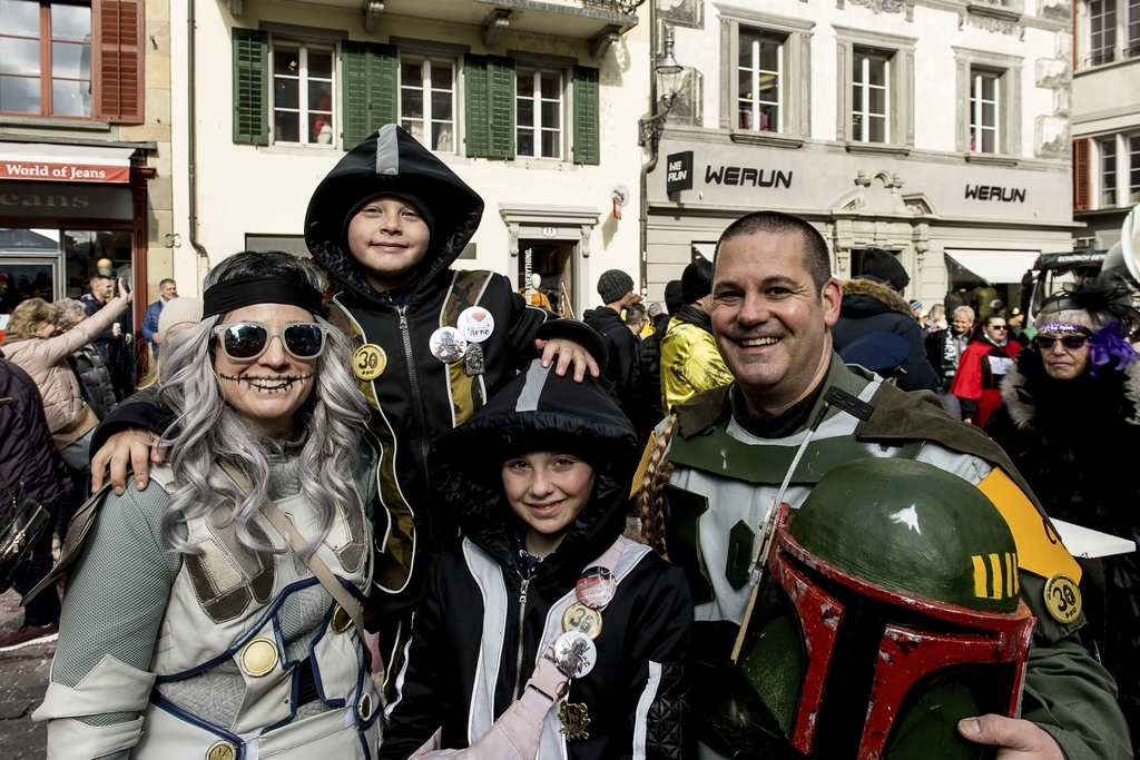 Bis zum Monstercorso ist Familie Geering mit der Figur «Boba Fett» aus «Star Wars» unterwegs. Von links: Angela, Quentin, Cassandra und Marco.
