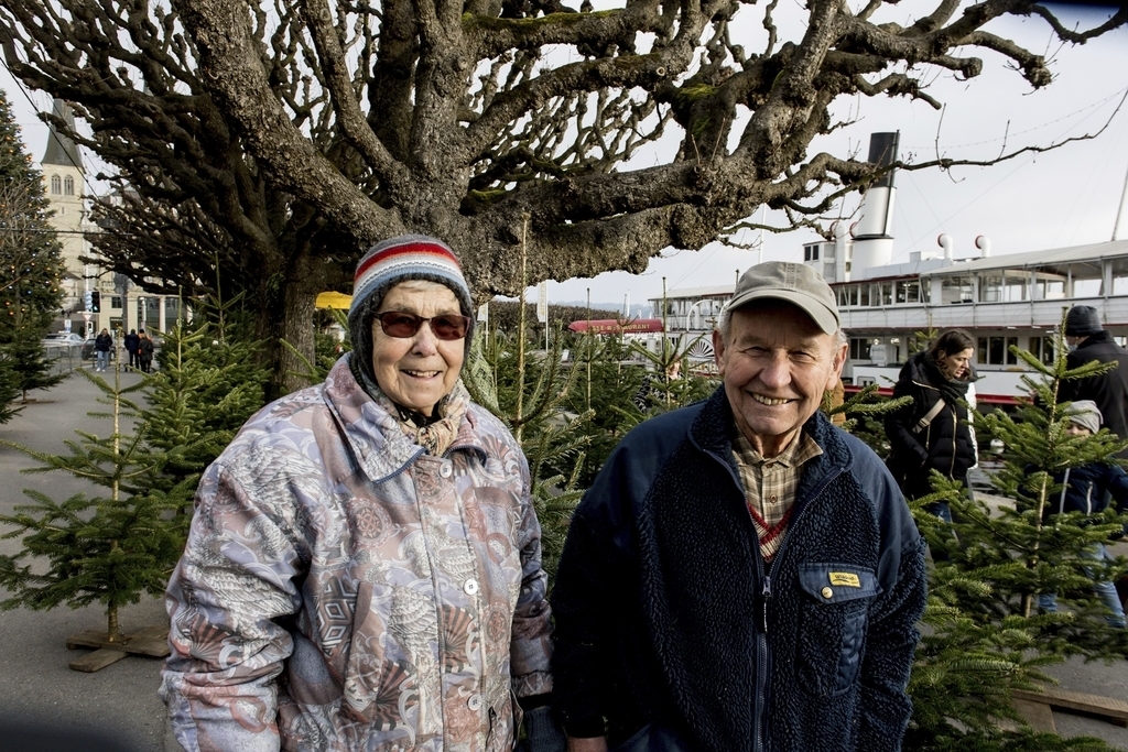 Lisbeth und Josef Kost, Christbaumverkäufer aus Adligenswil. 1968 haben sie geheiratet, und seither pflanzen sie Bäume an und sind jedes Jahr am Baumverkaufen am Quai anzutreffen.
