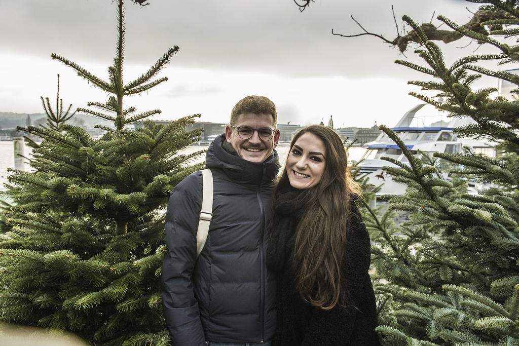 Daniel Garbrecht und Victoria Kupke. «Etwas buschig muss der Baum für die schöne Deko sein, und eine Helene-Fischer-Weihnachtskugel wird auch am Baum hängen.»
