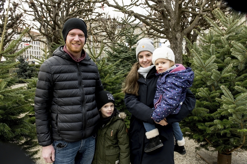 Familie Andreas und Dominique Künzli mit den Kindern Maik und Zoe. Maik hat einen Stern im Kindergarten gebastelt, der dort platziert werden soll, wo man ihn gut sieht.
