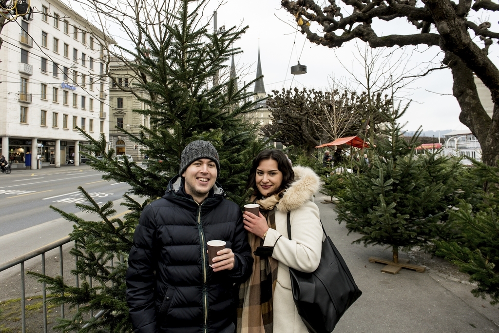 Nino Lötscher und Josephine Schildknecht meinten: «Unter grossen Bäumen hat es mehr Platz für Geschenkli.»
