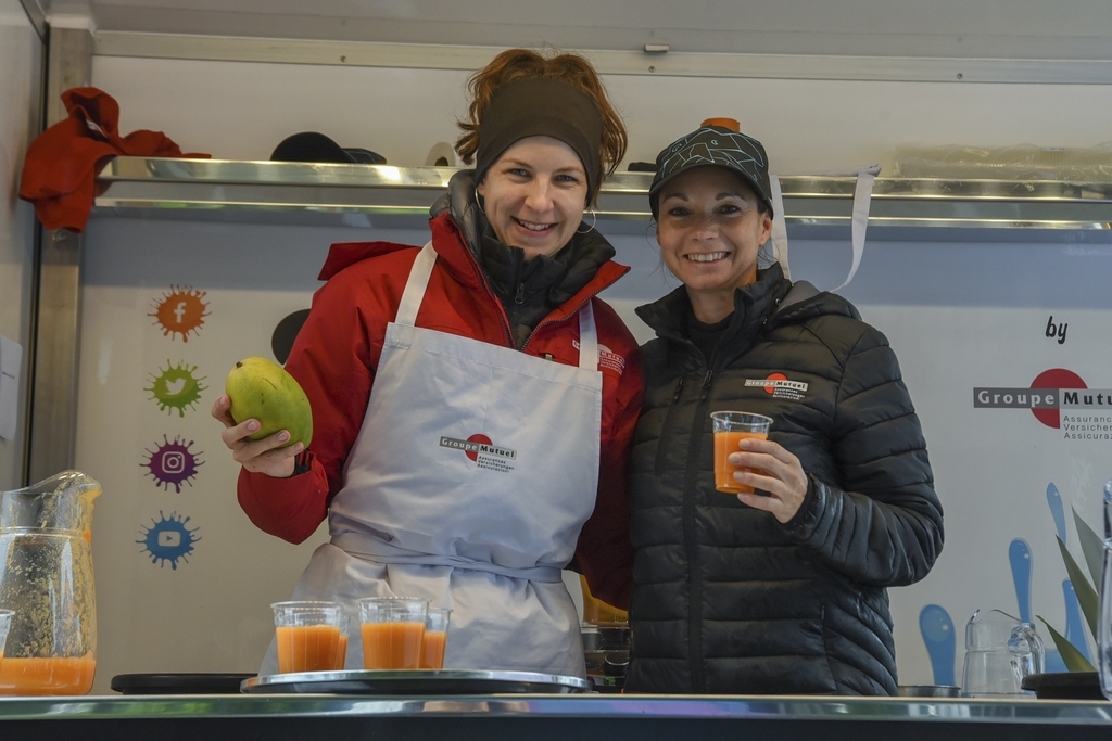 Bei Stefanie Flach (links) und Maya Müller von der Groupe Mutuel erfrischten sich die Besuchenden mit leckeren Smoothies. 
