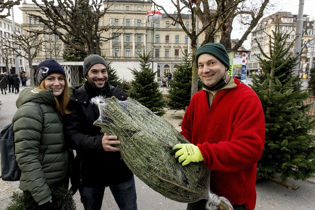 Sarah Wirth und Sebastian Steiner haben einen Baum bei Stefan Müller, Gebr. Isenegger, gekauft.
