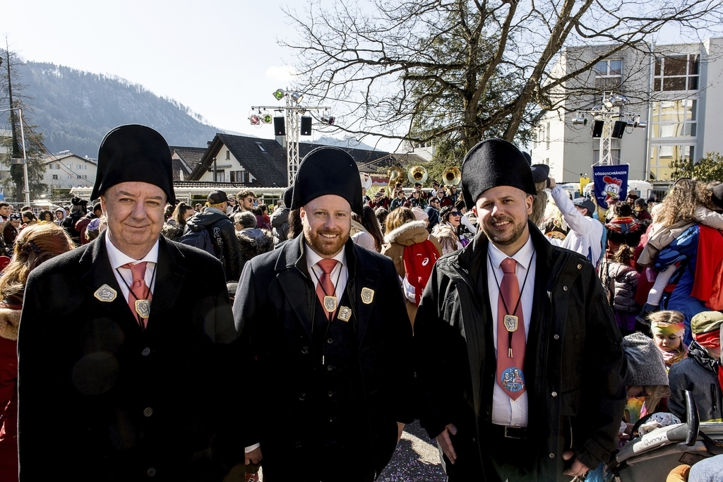 Jungzünftler 2021 der Mättli-Zunft Littau von links: Walti Distel, Samuel Bühler und Pascal Piccand verteilten Wienerli und Brot mit Ketchup an die Kinder.