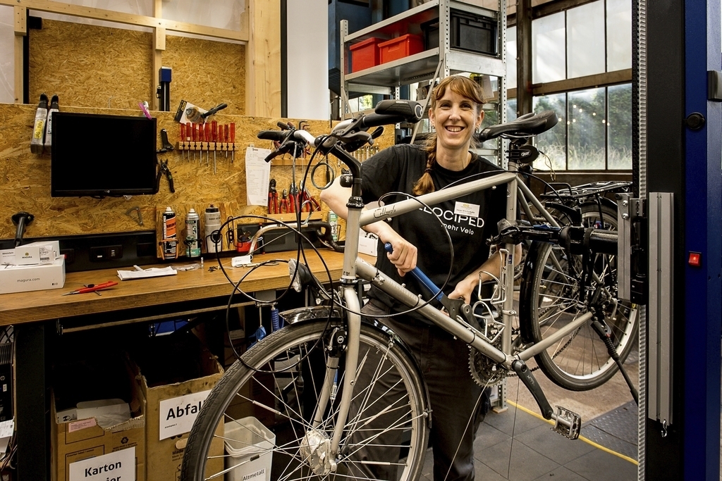 Ursprünglich ist Irene Wiederkehr Handarbeitslehrerin. Auf dem zweiten Bildungsweg absolviert sie jetzt das dritte Lehrjahr als Velomechanikerin bei Velociped in Kriens.
