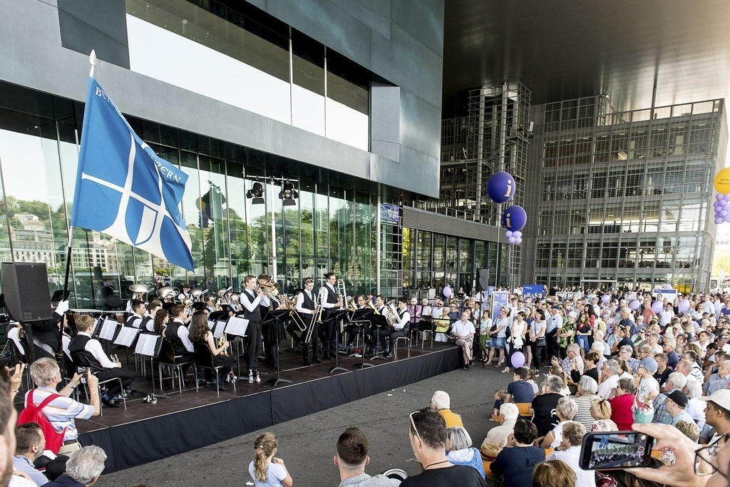 Hunderte Gäste feierten am Samstag vor und im KKL Luzern das 100-Jahr-Jubiläum der Brassband Bürgermusik Luzern.
