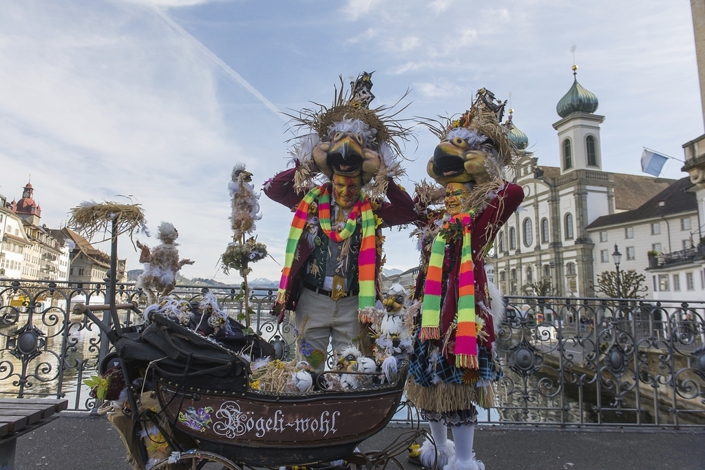 Benno Scheidegger und Michèle Bottlang: Seit Jahren sind die Zürcher immer von Mittwoch bis Mittwoch früh an der Luzerner Fasnacht unterwegs. Als «vögeliwohl» liefen sie auch an den Umzügen mit.
