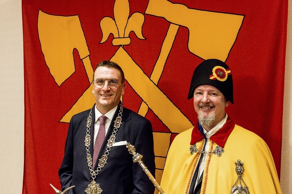 Fritschivater Viktor M. Giopp (l.) mit seinem Weibel Richard Hess. Der Zunftmeister wünscht sich zur Fasnacht 2022 für alle, eine unbeschwerte Zeit zu haben und «so rechtig eis as Bläch zhaue».
