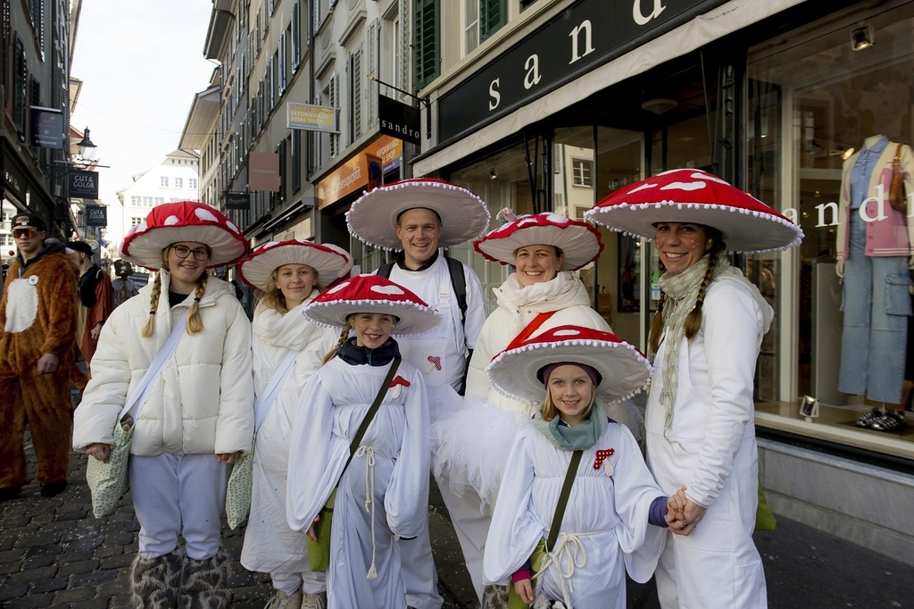 Von links: Familie Fliegenpilz mit Lisa, Amélie, Liëlle, Reto, Martina, Noéline und Désirée.
