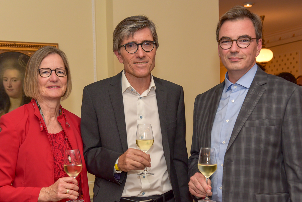 «Eine schöne Tradition in Luzern», meinten Pia Zeder, Thomas Thali (Mitte), ehemaliger Geschäftsleiter Caritas Luzern, und Stefan Vogel (r.), Betriebsdirektor Luzerner Theater, zur Gala.
