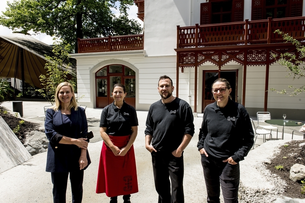 Das Gastgeberteam im Gletschergarten freute sich auf die Eröffnung. Von links: Tanja Schnieper, Silvia Achermann, Micha Aregger und Liz Nufer.
