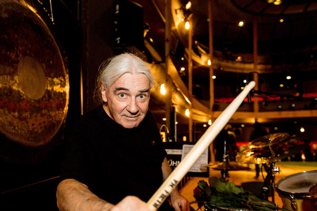 Schlagzeuger Fredy Studer ist nach der Premiere im zum Globe umgebauten Luzerner Theater erleichtert.