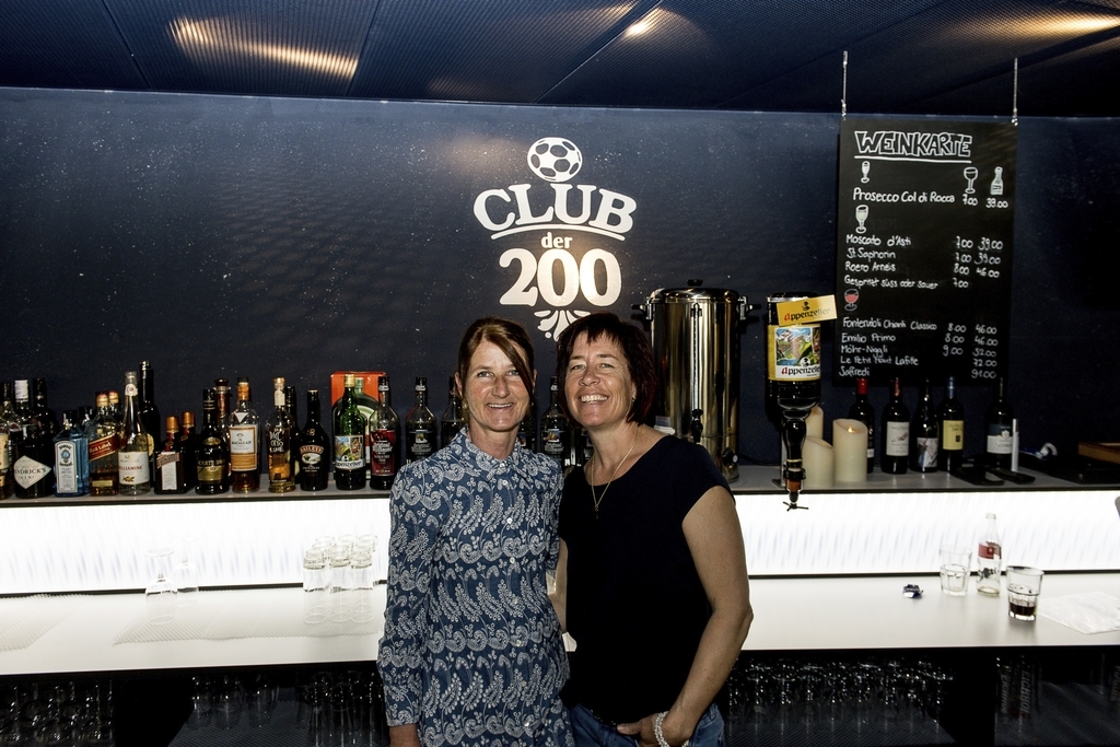 Von links: Monika Zuber, gute Seele im Club 200, und Penny Biscontin, Pächterin Lounge Club 200, meinten: «Bei diesem schönen Wetter wird mehr Bier und Mineralwasser getrunken.»
