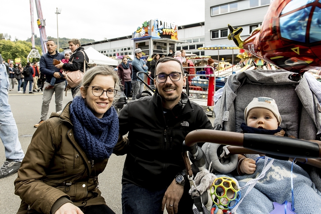 Ramona und Derek Remeš hatten auf Facebook gesehen, dass auf der Allmend die Chilbi begonnen hat und machten sich mit ihrem Nachwuchs sogleich auf den Weg.