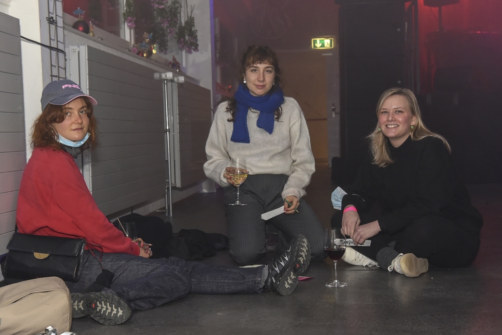 Sofia Hintermann, Pina Köhler und Alex Treskmann (v. l.) nutzten die Zeit bis zur Show mit dem Zeichnen von coolen Illustrationen. 
