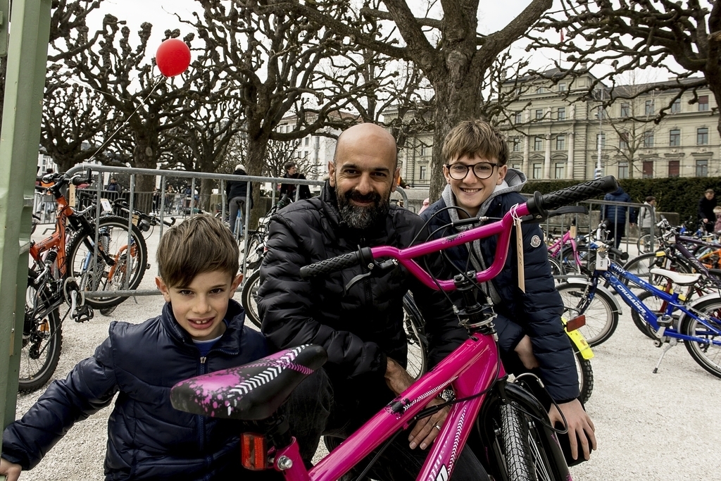 Von links: Gianluca, Massimo und Claudio Augliera. Für Gianluca musste es ein BMX sein, nur war er von der Farbe des Velos noch nicht überzeugt.
