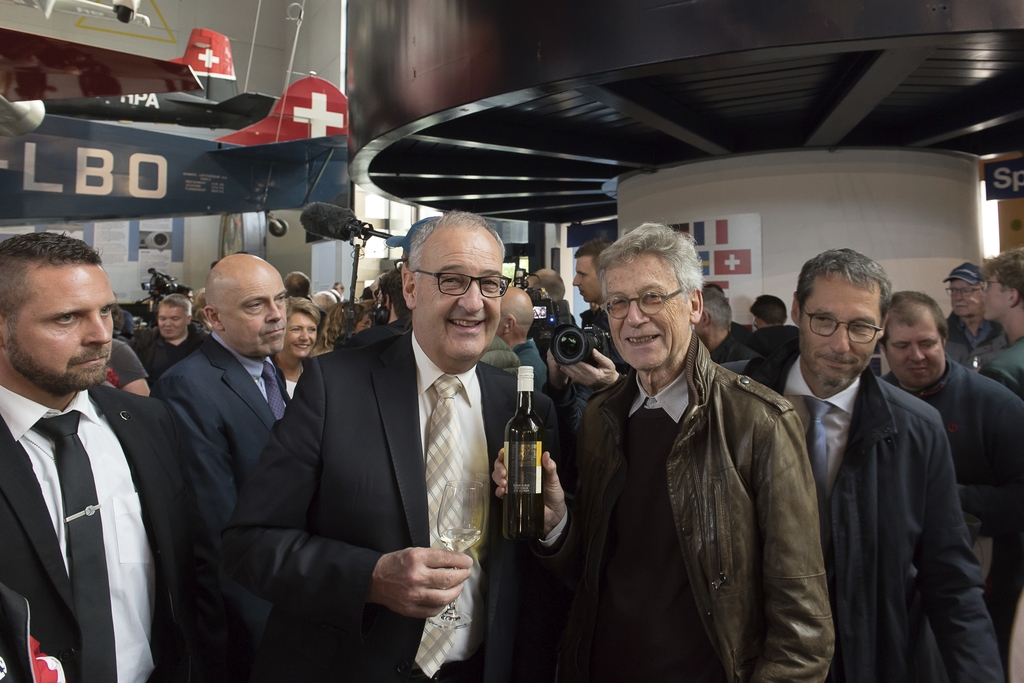 Stolz zeigte Philipp Zingg (rechts) dem Bundespräsidenten Guy Parmelin den Apéro-Wein vom Seetaler Weingut Heidegg. Bild: Bruno Gisi
