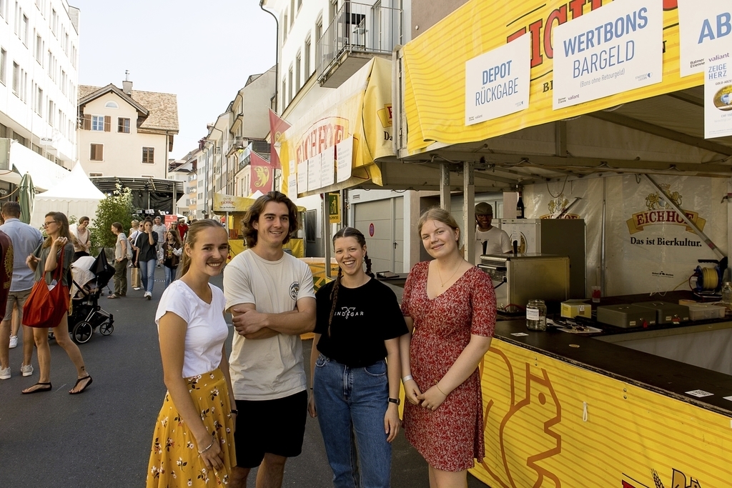 Von der Pfadi Lindegar Luzern halfen (von links) Enya Gisi, Kilian Pfeisinger, Anne-Sophie Egger und Zaira Ruppen beim Verkauf der Bons im Löwengraben mit.
