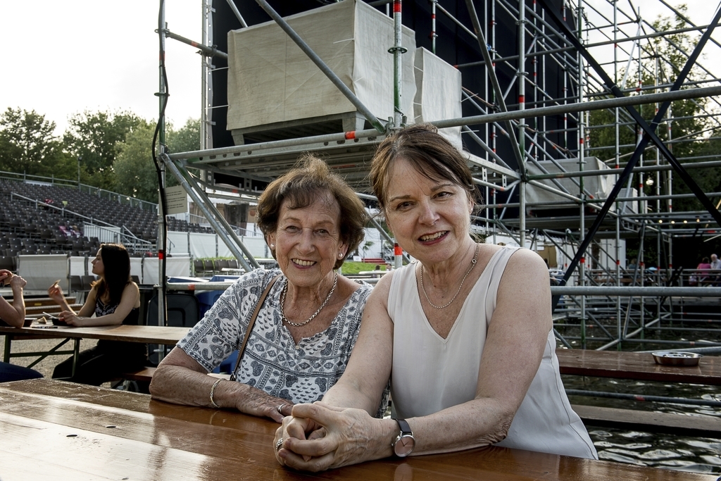 Die Bewertung des Films mit über vier Sternen hat Alice (links) und Carla De Boni dazu bewogen, ins Open-Air-Kino zu gehen.
