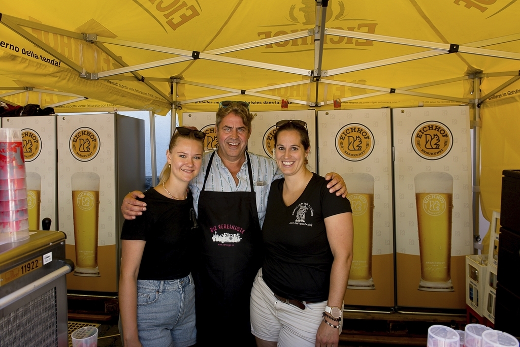 Bier und Mineral waren Trumpf auf dem Kapellplatz mit Sophie Rüedi (v. l.), Guuggemusig Chottlebotzer, Robert Marty, Präsident die Vereinigte, und Simone Schmid, Chottlebotzer.
