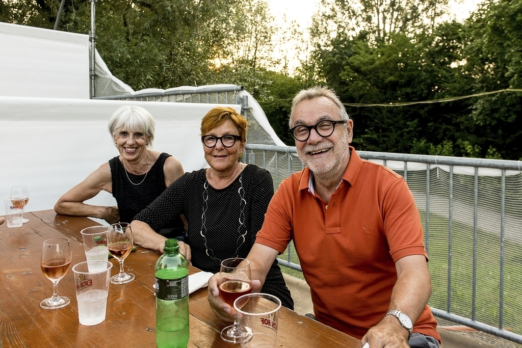 Ursi Gabriel (links), Cécile Bühlmann (Mitte) und Kuno Kälin sind als Velogrüppli unterwegs und haben letzte Woche zusammen einen Filmabend im Open-Air-Kino genossen.
